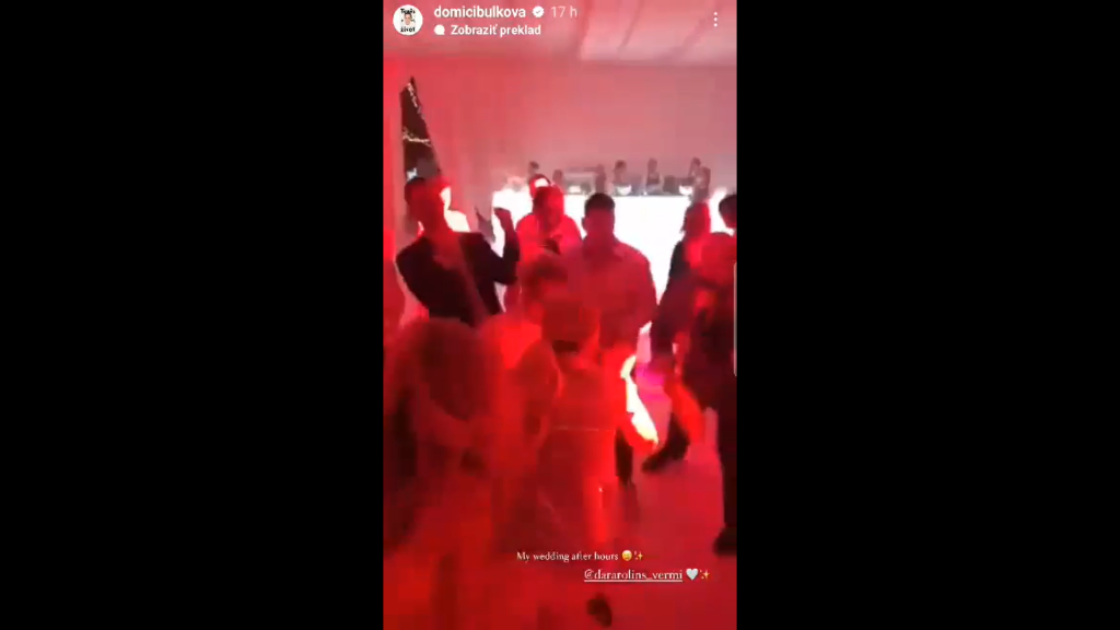 Takýmto trsaním na vlastnej svadbe vo videu Dominika zablahoželala Dare na sociálnej sieti.