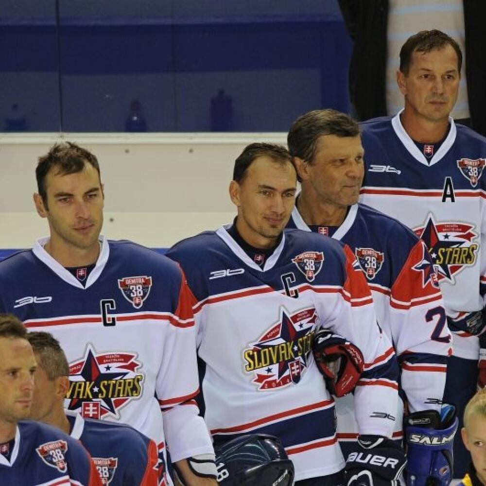 Na snímke z¾ava legendy slovenského hokeja - Richard Lindtner, Zdeno Chára, Miroslav Šatan, Peter Šastný a Peter Bondra poèas prvého exhibièného zápasu medzi St. Louis Blues Alumni a Slovak Stars v Poprade 20. augusta 2014. FOTO TASR - Oliver Ondráš