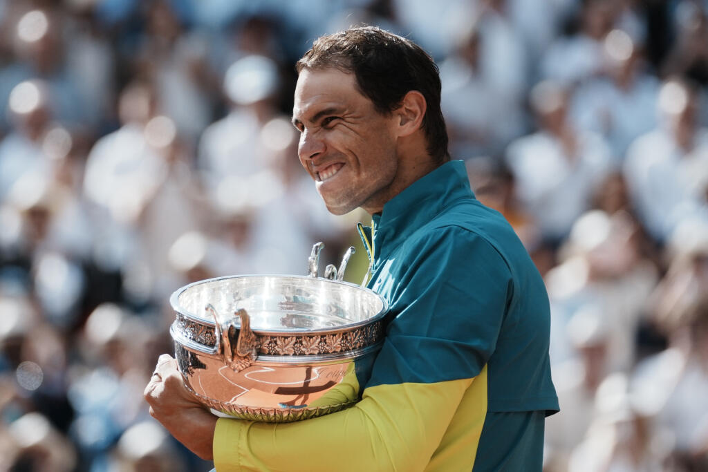 JB 88 Paríž - Španielsky tenista Rafael Nadal drží trofej po jeho výhre nad Nórom Casperom Ruudom vo finále mužskej dvojhry na grandslamovom turnaji Roland Garros v Paríži 5. júna 2022. FOTO TASR/AP
Spain's Rafael Nadal holds the cup after defeating Norway's Casper Ruud in their final match of the French Open tennis tournament at the Roland Garros stadium Sunday, June 5, 2022 in Paris. Nadal won 6-3, 6-3, 6-0. (AP Photo/Thibault Camus)