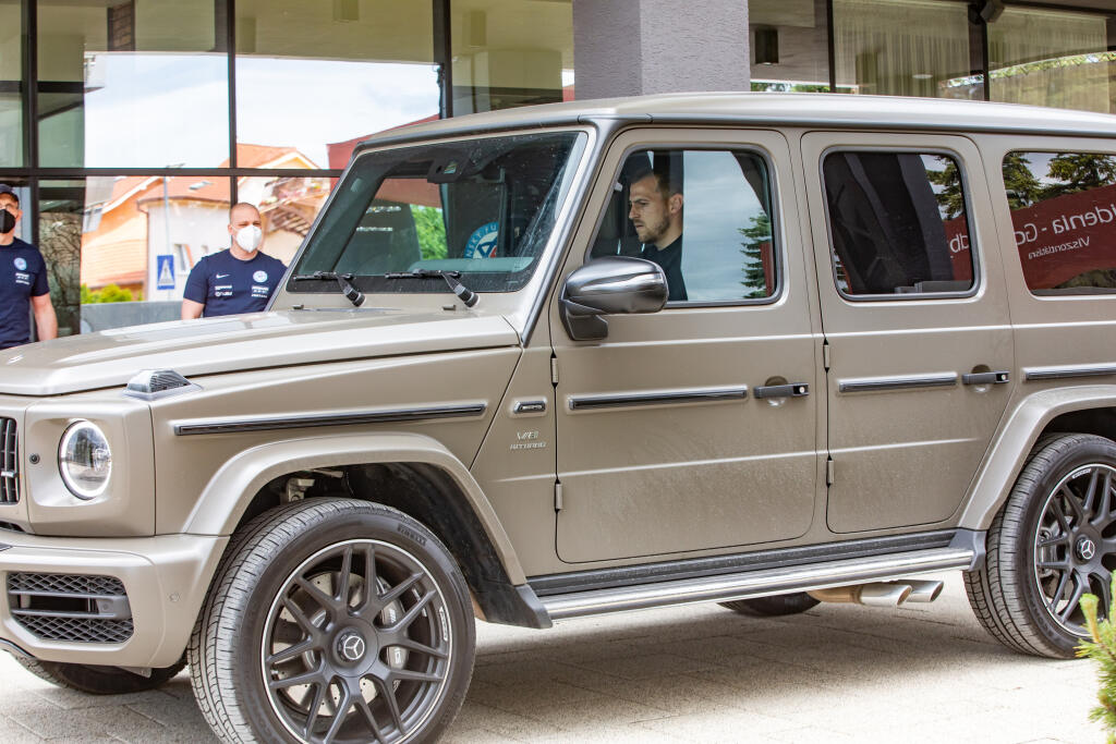 Mercedes-G je medzi slovenskými futbalistami mimoriadne obľúbený. Vozí sa na ňom aj brankár Martin Dúbravka.