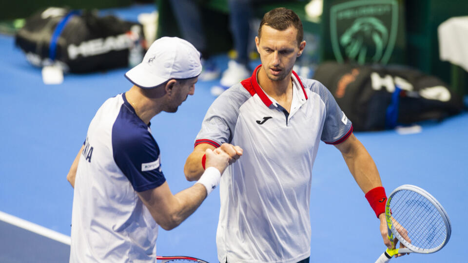 Na snímke slovenskí tenisti zľava Igor Zelenay a Filip Polášek počas zápasu štvorhry v kvalifikačnom dueli Slovensko - Taliansko o postup na finálový turnaj Davisovho pohára v Bratislave 5. marca 2022. FOTO TASR – Jakub Kotian