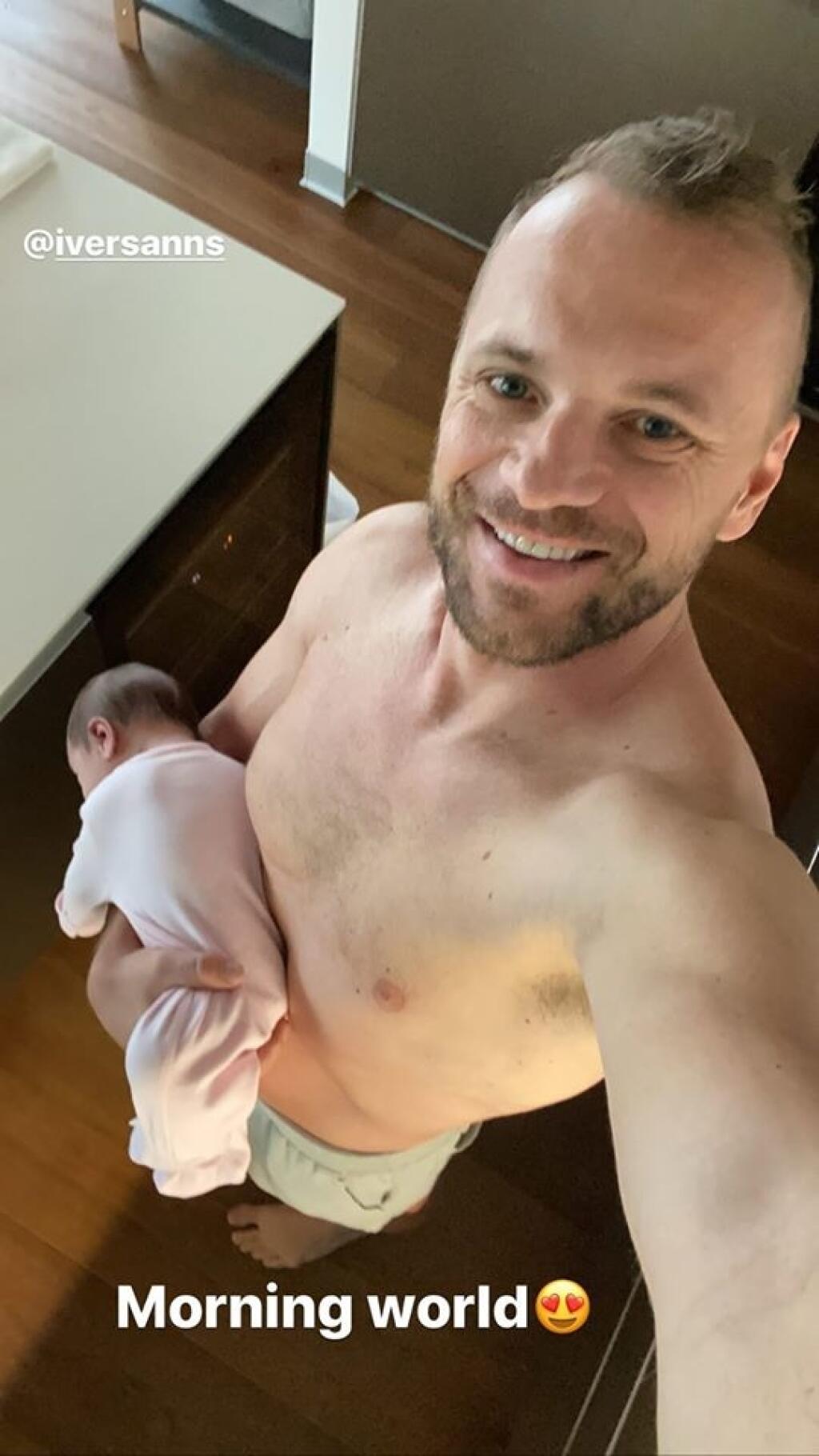 Gáboríkovci sa radi pochvália spoločnými zábermi s dcérkou Bellou. Takto ju uspáva tatko Marián.
