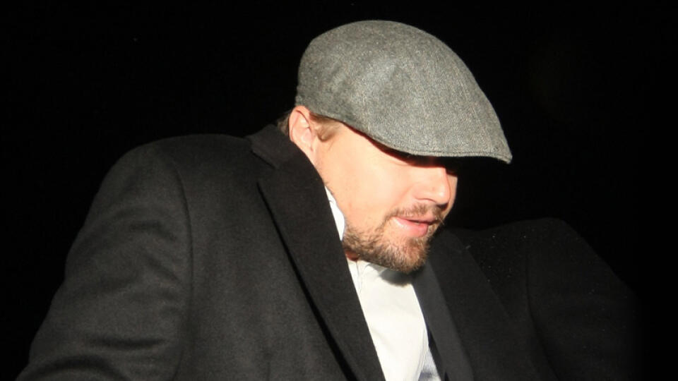 Leonardo sa pri príchode na párty maskoval čiapkou.