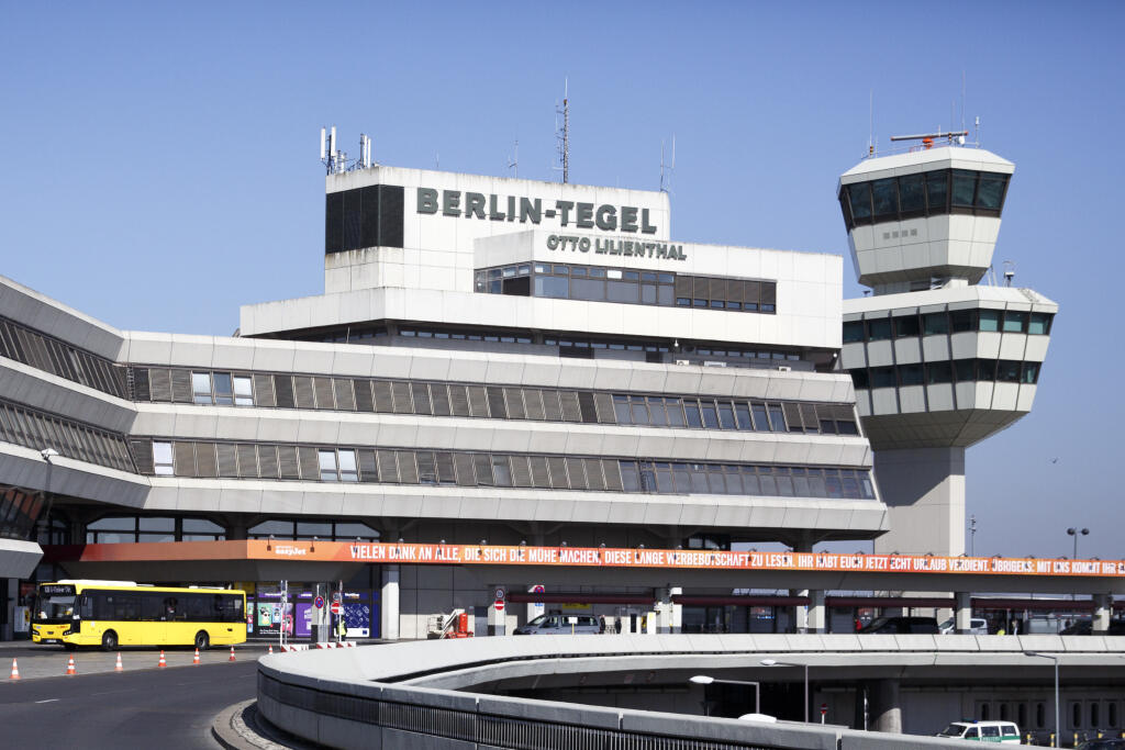KK28 Berlín - Na archívnej snímke z 20. mája 2020 pohľad na letisko Tegel v Berlíne. Berlínske letisko Tegel nakoniec dočasne neuzatvoria, ako to pôvodne v máji avizovali nemecké orgány. V dôsledku uvoľňovania opatrení spojených s pandémiou nového koronavírusu sa totiž počíta s opätovným nárastom počtu cestujúcich v leteckej doprave. FOTO TASR/DPA
ARCHIV - 26.03.2020, Berlin: Blick auf den Flughafen 