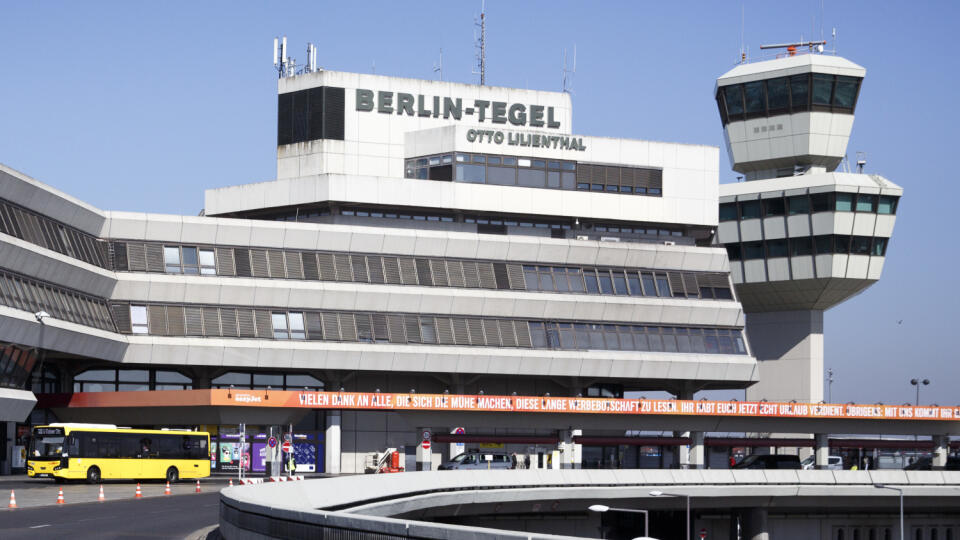 KK28 Berlín - Na archívnej snímke z 20. mája 2020 pohľad na letisko Tegel v Berlíne. Berlínske letisko Tegel nakoniec dočasne neuzatvoria, ako to pôvodne v máji avizovali nemecké orgány. V dôsledku uvoľňovania opatrení spojených s pandémiou nového koronavírusu sa totiž počíta s opätovným nárastom počtu cestujúcich v leteckej doprave. FOTO TASR/DPA
ARCHIV - 26.03.2020, Berlin: Blick auf den Flughafen