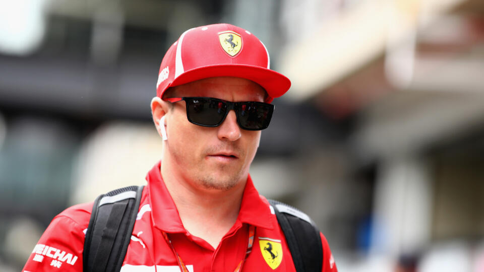Fínsky jazdec F1 Kimi Räikkönen zažil v piatok po tréningu na Veľkú cenu Belgicka nepríjemný moment, keď ho napadol fanúšik.