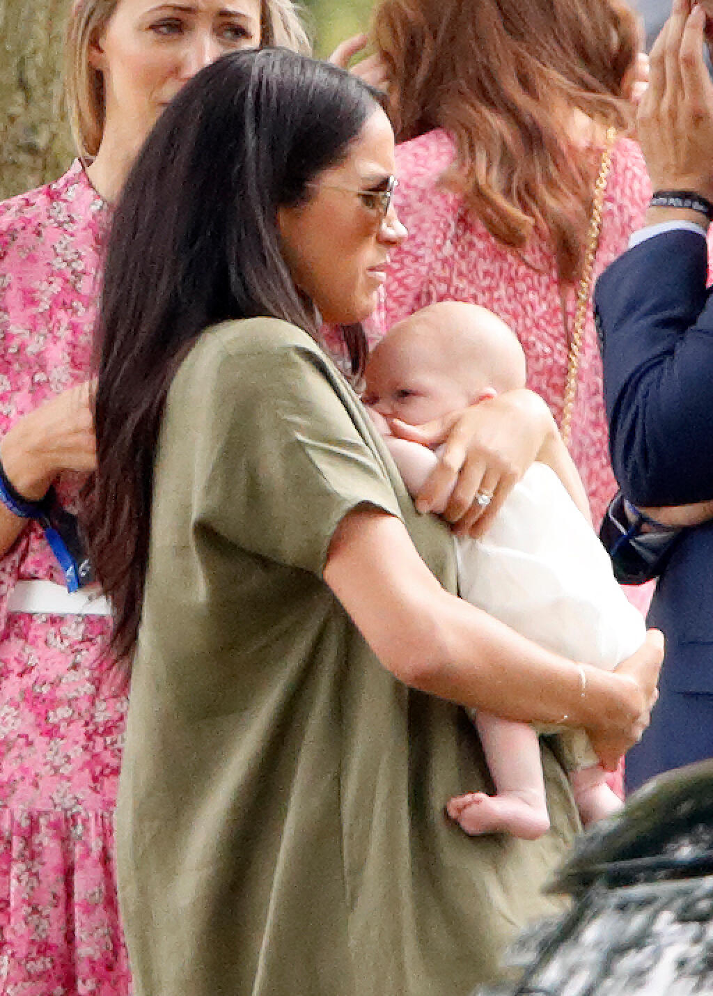 Aj do vojvodkyne Meghan sa v minulosti navážali kvôli tomu, ako držala synčeka Archieho.