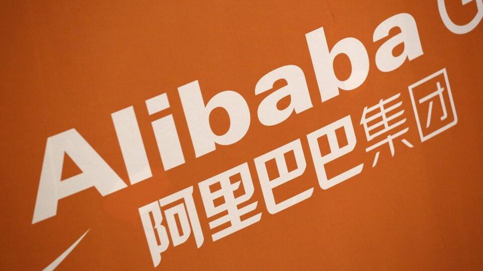 KK2 New York - Na archívnej snímke z 19. septembra 2014 logo čínskeho obchodového internetu Alibaba v New Yorku. Čínsky internetový obchod Alibaba zaznamenal v uplynulom 3. kvartáli obchodného roka 2014/15 nárast tržieb o 40 %. Napriek tomu sklamal analytikov, ktorí očakávali, že počas kľúčovej vianočnej sezóny dosiahne ešte lepšie výsledky. To podľa expertov signalizuje, že tempo rastu príjmov firmy sa spomaľuje. FOTO TASR/AP
FILE - In this Sept. 19, 2014 file photo, the Alibaba logo is display