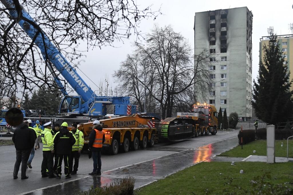 Na snímke skladanie stavebného demolačného stroja na Mukačevskej ulici v Prešove, ktorým budú búrať 12-podlažnú bytovku 