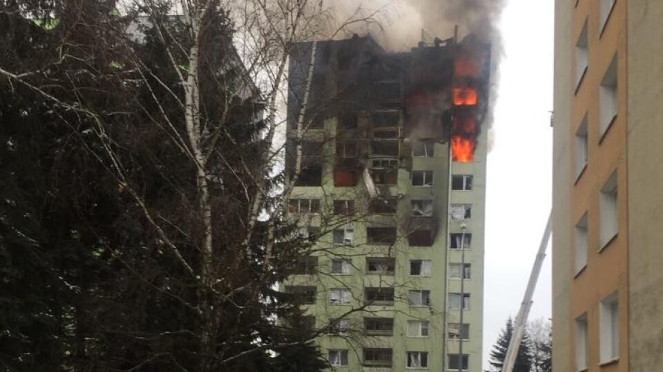 Výbuch poškodil aj okolité bytovky.