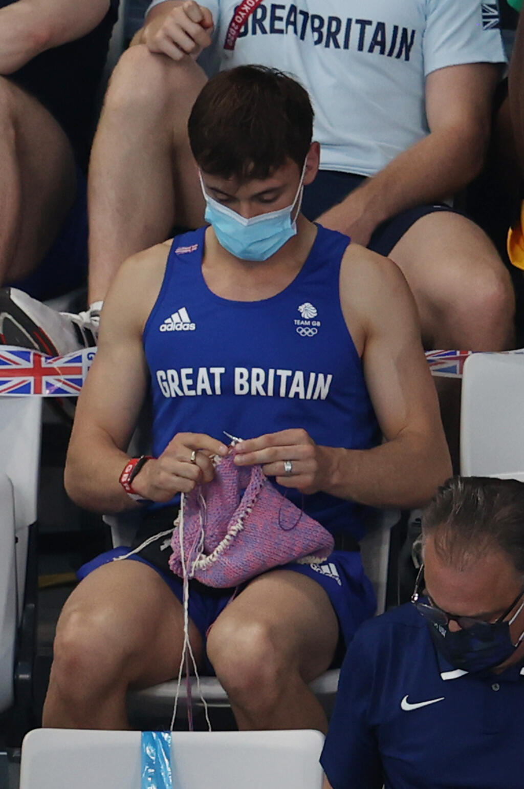 Bez ihlíc a vlny ani na krok. Britský skokan do vody Tom Daley bol na olympiáde stredobodom pozornosti, a to nielen vďaka zisku zlatej medaily. Štrikovanie si zobral aj na tribúnu.