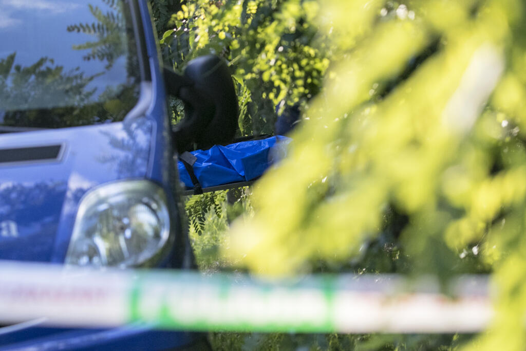 Na snímke pieta a polícia v Lesoparku Vrakuňa, kde bolo nájdené telo futbalistu Juraja Halenára.