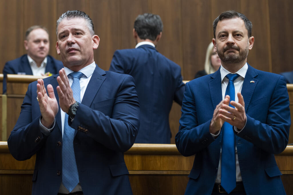 Na snímke zľava minister vnútra SR Roman Mikulec  a predseda vlády SR Eduard Heger (obaja OĽaNO). FOTO TASR - Jaroslav Novák