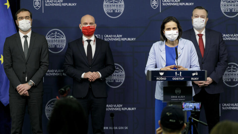 Na snímke sprava minister práce, sociálnych vecí a rodiny SR Milan Krajniak (Sme rodina), ministerka spravodlivosti SR Mária Kolíková (Za ľudí), minister školstva, vedy, výskumu a športu SR Branislav Gröhling (SaS) a minister zdravotníctva SR Marek Krajčí (OĽaNO) počas tlačovej konferencie na tému: Vláda upravila covid automat, 3. februára 2021 v Bratislave. FOTO TASR - Dano Veselský