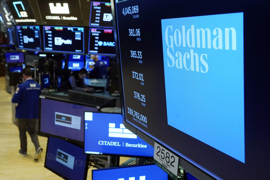 WA 48 archív New York - Na archívnej snímke z 13. júla 2021 nápis americkej investičnej banky Goldman Sachs Group svieti na obrazovke na burze v New Yorku. Zisk Goldman Sachs Group v 3. štvrťroku 2023 klesol, prekonal však očakávania trhu. FOTO TASR/AP 

FILE - The logo for Goldman Sachs appears above a trading post on the floor of the New York Stock Exchange, Tuesday, July 13, 2021.  Goldman Sachs saw its third quarter earnings fall 33%, with the investment bank seeing muted market conditions t