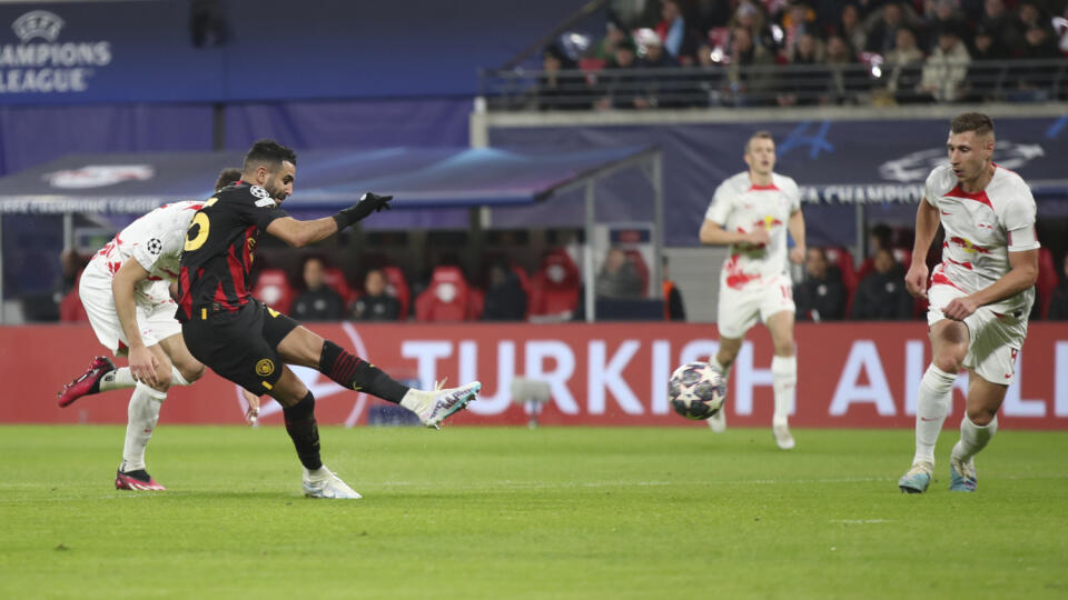 EBE 70 Lipsko - Na snímke vľavo alžírsky útočník Manchestru Rijád Mahrez strieľa úvodný gól v zápase osemfinále Ligy majstrov vo futbale RB Lipsko - Manchester City v Lipsku 22. februára 2023. FOTO TASR/AP
Manchester City's Riyad Mahrez scores his side's opening goal during the UEFA Champions League round of sixteen first leg soccer match between RB Leipzig and Manchester City in Leipzig, Germany, Wednesday, Feb. 22, 2023. (AP Photo/Andreas Gora)