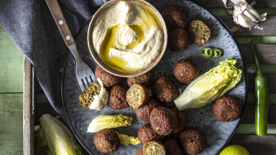 Cviklový falafel s hummusom a čili.