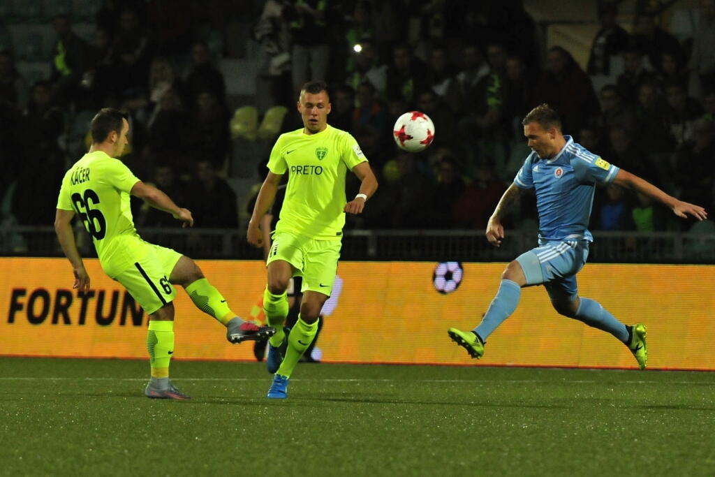 Miroslav Káčer a Samuel Mráz (obaja Žilina) a Lukáš Droppa (Slovan)