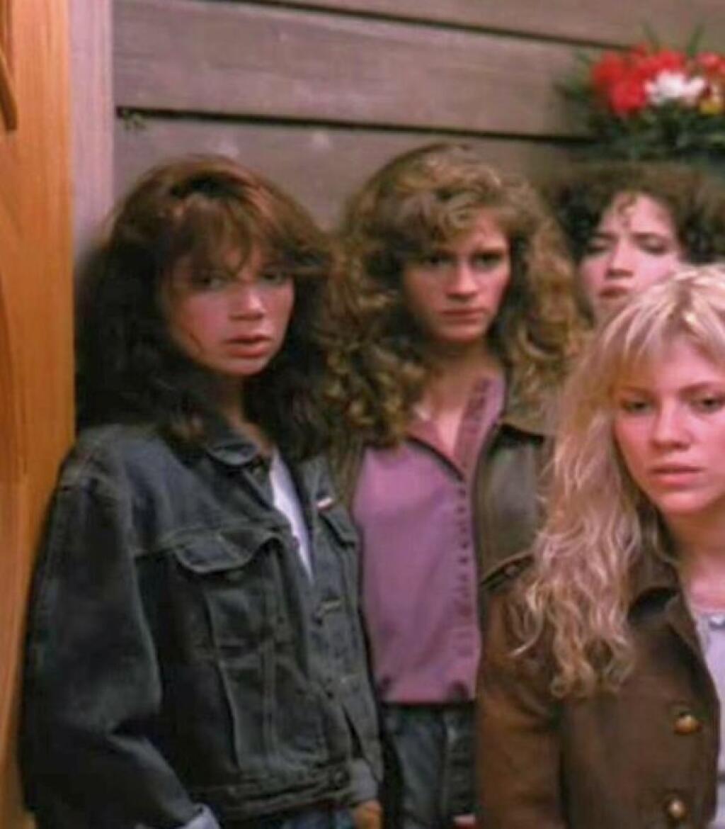 Julia Roberts (53): Spokojnosť (1988): Nie príliš vydarená hudobná komédia Satisfaction priniesla kinový debut Julii Roberts po boku Liama Neesona a Justine Bateman, s ktorou si zahrali členky dievčenskej rockovej kapely túžiacej po sláve.