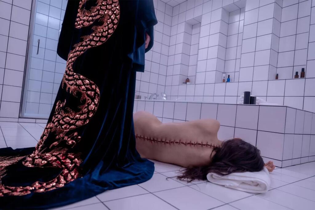 Demi Moore sa vracia vo veľkom štýle v horore Substancia.