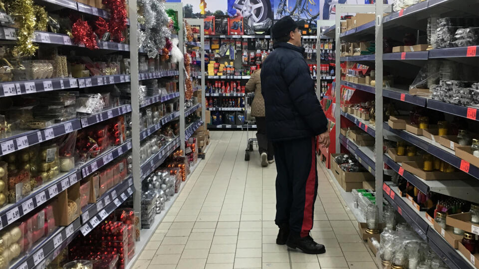 Obchodne retazce este neukoncili predaj tovaru pri prilezitosti pamiatky vsetkych zoznulych a uz na pulty vykladaju vianocny sortiment.