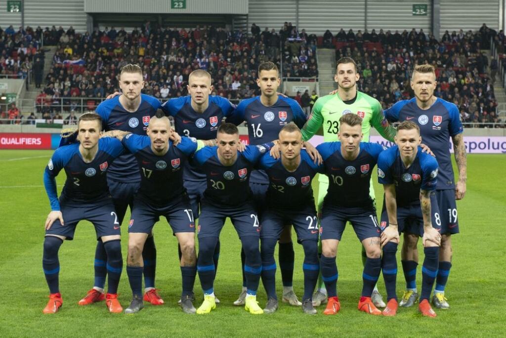 Na snímke slovenský tím pred úvodným stretnutím prvého kola E-skupiny kvalifikácie EURO 2020 Slovensko - Maďarsko 21. marca 2019 v Trnave. V popredí zľava: Peter Pekarík, Marek Hamšík, Róbert Mak, Stanislav Lobotka, Albert Rusnák a Ondrej Duda. Zadný rad zľava: Milan Škriniar, Denis Vavro, Dávid Hancko, brankár Martin Dúbravka a Juraj Kucka. FOTO TASR - Pavel Neubauer
