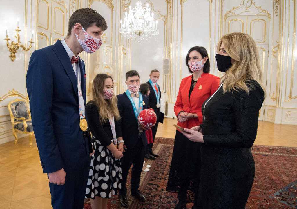Prezidentka SR Zuzana Čaputová (vpravo) prijala športovcov Špeciálnych olympiád Slovensko pri príležitosti Medzinárodného dňa osôb so zdravotným postihnutím v Prezidentskom paláci 3. decembra 2020 v Bratislave. FOTO TASR - Martin Baumann
