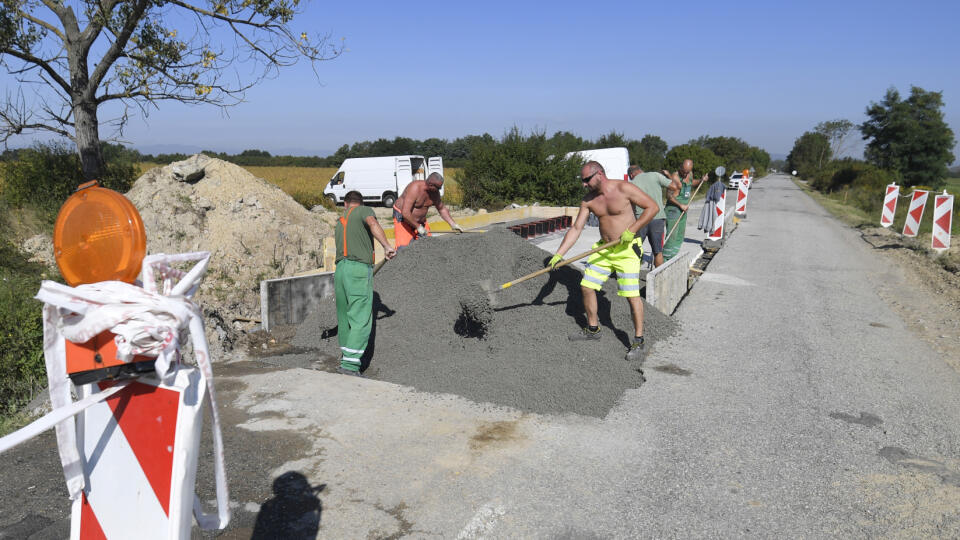 Košický samosprávny kraj začal s opravou cesty III/3315 medzi Veľkou Idou časť Gomboš a obcou Perín - Chym v okrese Košice - okolie a rekonštrukciou mosta pri obci. Most v extraviláne Perína je zaradený do kategórie šesť, čo znamená veľmi zlý stavebno-technický stav. Stavebné práce na moste zahŕňajú výmenu zvršku, časti mostných krídel a vybudovanie novej nosnej konštrukcie. Na snímke práce na moste 22. septembra 2020. FOTO TASR - František Iván