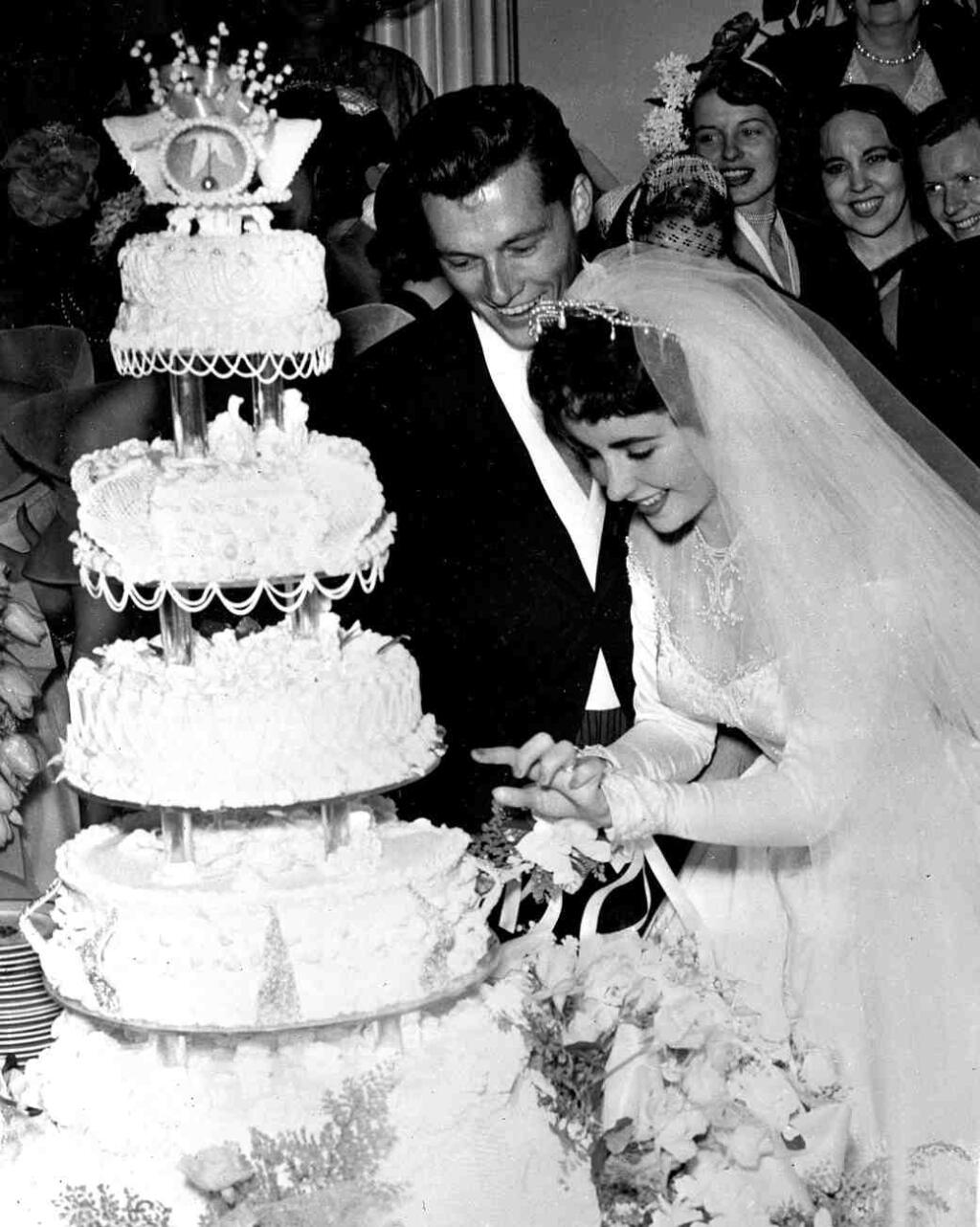 Liz Taylor a Conrad Hilton sa spolu smiali jeden rok.