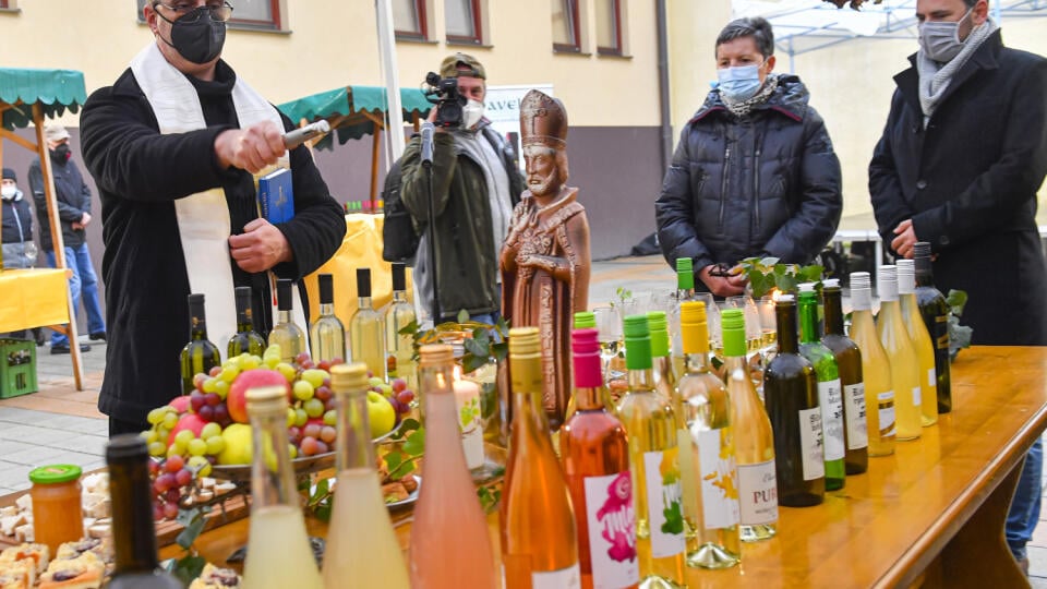 Svätomartinské požehnanie vín členov Združenia pezinských vinohradníkov a vinárov v Pezinku 13. novembra 2021. FOTO TASR - Michal Svítok