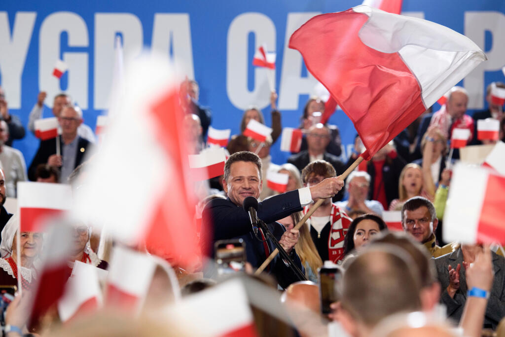 KK91 Sandomierz - Prezidentský kandidát a starosta Varšavy Rafal Trzaskowski z vládnej Občianskej platformy (PO) sa teší z výsledkov exit pollov po 1. kole prezidentských volieb v Poľsku v nedeľu 18. mája 2025. V prvom kole poľských prezidentských volieb zvíťazil v nedeľu kandidát vládnej Občianskej koalície (KO) a varšavský primátor Rafal Trzaskowski so ziskom 30,8 percenta, ukázal exit poll agentúry IPSOS pre televíziu TVP zverejnený po uzavretí volebných miestností o 21.00 h. FOTO TASR/AP 
Wa