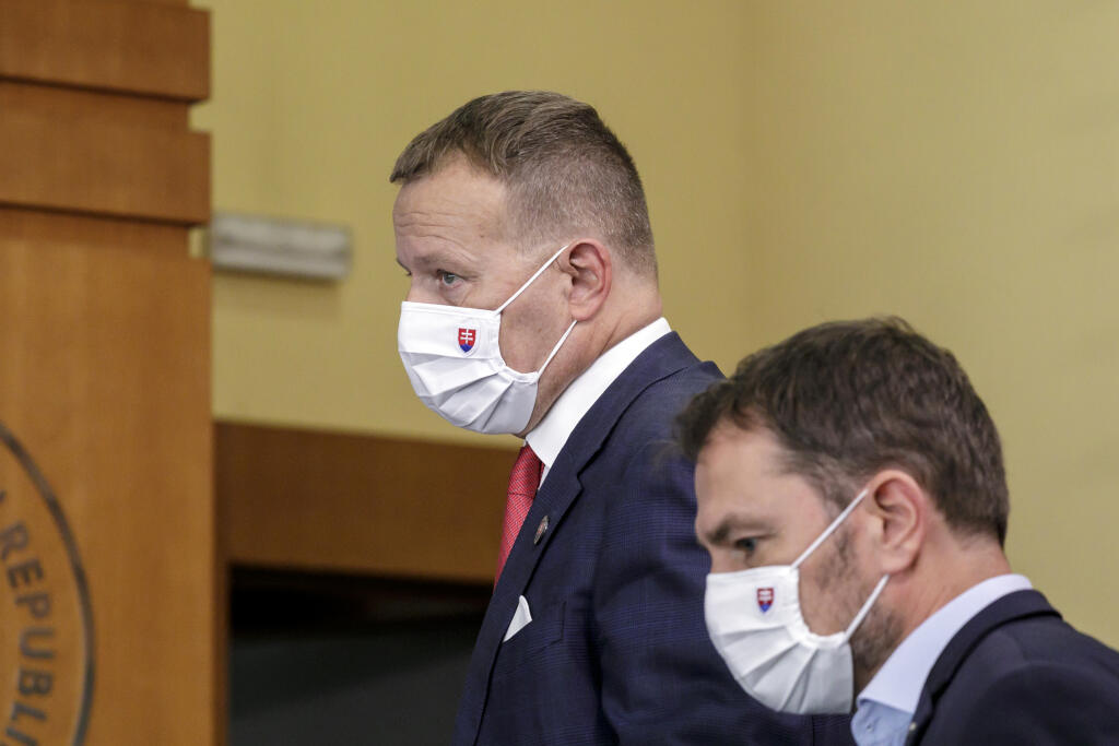 Na snímke zľava predseda NRSR Boris Kollár a  podpredseda vlády a minister financií SR Igor Matovič počas tlačovej konferencie o opatreniach v oblasti pomoci ľuďom s exekúciami v Bratislave 20. októbra 2021. FOTO TASR – Dano Veselský