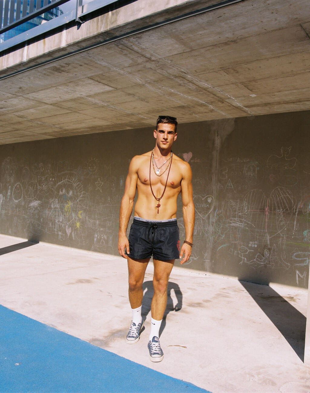 Model Adam Bardy ukázal vymakané brucho.