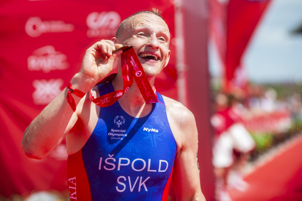 Na snímke Peter Išpold počas prvých majstrovstiev Európy špeciálnych olympiád v triatlone 21. mája 2022 v Šamoríne. FOTO TASR - Jakub Kotian