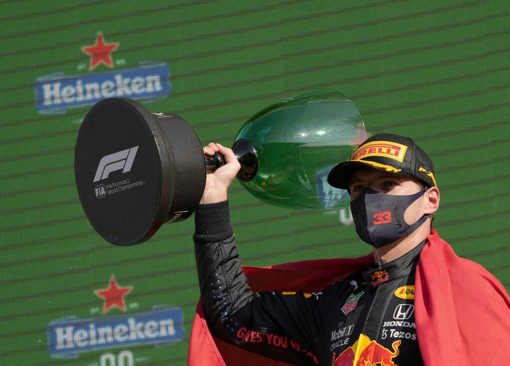 JB 61 Zandvoort - Holandský jazdec F1 na monoposte Red Bull Max Verstappen oslavuje na pódiu s trofejou po jeho víťazstve pretekov nedeľňajšej Veľkej ceny Holandska formuly 1 na okruhu v Zandvoorte 5. septembra 2021. FOTO TASR/AP
Red Bull driver Max Verstappen of the Netherlands celebrates on the podium after winning the Formula One Dutch Grand Prix, at the Zandvoort racetrack, Netherlands, Sunday, Sept. 5, 2021. (AP Photo/Francisco Seco, Pool)
