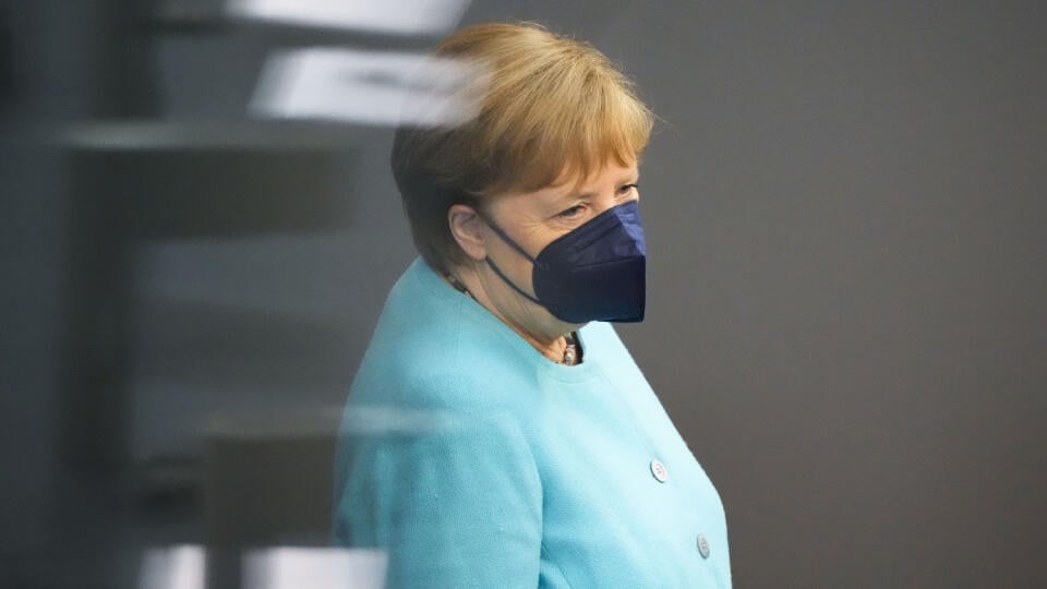 JB 26 Berlín - Nemecká kancelárka Angela Merkelová stojí pred jej prejavom na zasadnutí nemeckého parlamentu Bundestag pred summitom EÚ v Berlíne 24. júna 2021. FOTO TASR/AP
German Chancellor Angela Merkel stands in the plenary hall prior to her speech ahead of a EU summit at the German parliament Bundestag in Berlin, Germany, Thursday, June 24, 2021. (AP Photo/Markus Schreiber)