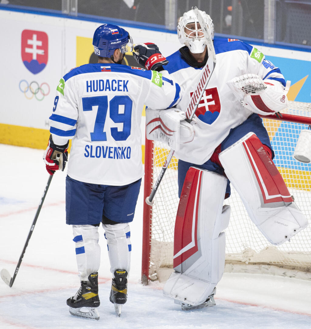 Na snímke vpravo brankár Branislav Konrád a vľavo Libor Hudáček (obaja Slovensko) sa radujú z víťazstva nad Rakúskom 2:1 po zápase D-skupiny olympijskej kvalifikácie na ZOH v Pekingu Rakúsko - Slovensko 26. augusta 2021 v Bratislave. FOTO TASR - Martin Baumann
