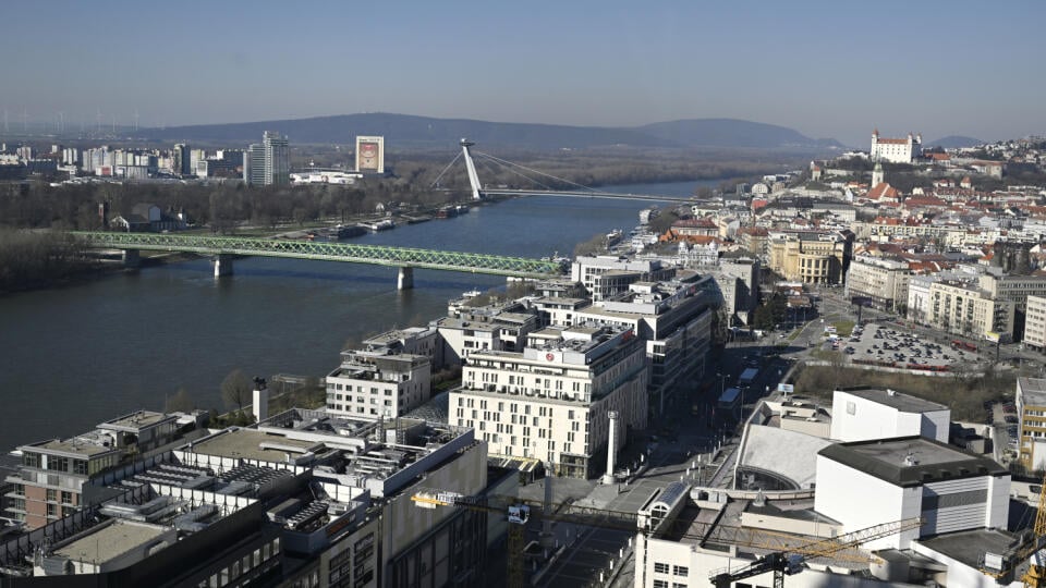 Na snímke rieka Dunaj, Starý most (zelený), Most SNP a vyhliadková veža UFO, Bratislavský hrad (v pozadí vpravo), budova Univerzity Komenského (UK, uprostred žltá farba) na Šafarikovom námestí, vľavo od budovy UK reštaurácia a Galéria Umelka, budova Ministerstva vnútra SR, vpravo od budovy UK - Divadlo Malá scéna STU, v popredí vpravo nová budova Slovenského národného divadla (SND) a oproti nákupné centrum Eurovea v Bratislave vo štvrtok 20. marca 2025. FOTO TASR - Pavel Neubauer