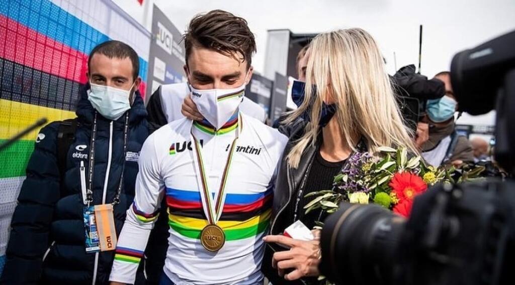 Julian Alaphilippe a Marion Rousseová tvoria pár už takmer dva roky, pričom plodom ich lásky je vysnívaný synček Nino, ktorý sa narodil v júni tohto roku.