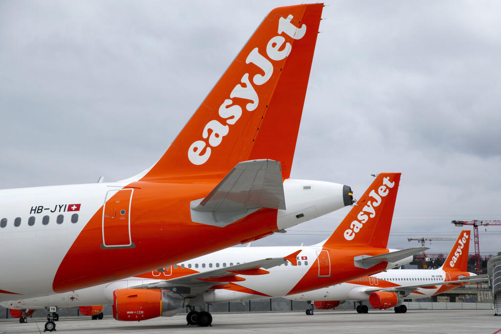 WA 16 archív Ženeva - Na archívnej snímke z 30. marca 2020 lietadlá britskej nízkonákladovej leteckej spoločnosti easyJet parkujú na letisku v Ženeve. Nízkonákladová letecká spoločnosť easyJet sa po prvý raz vo svojej 25-ročnej histórii prepadla  do straty v dôsledku koronavírusovej pandémie. FOTO TASR/AP

FILE - In this Monday, March 30, 2020 file photo, a large number of easyJet aircrafts parked on the tarmac of the Geneve Aeroport, in Geneva, Switzerland. British airline easyJet has posted it