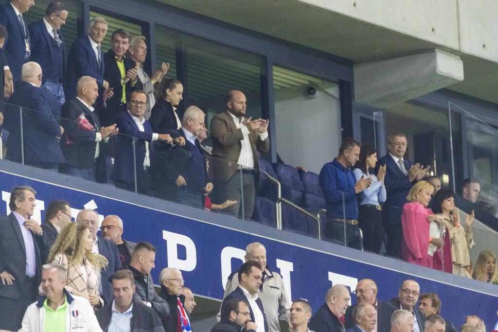 Minister obrany našim futbalistom za predvedený výkon zatlieskal.