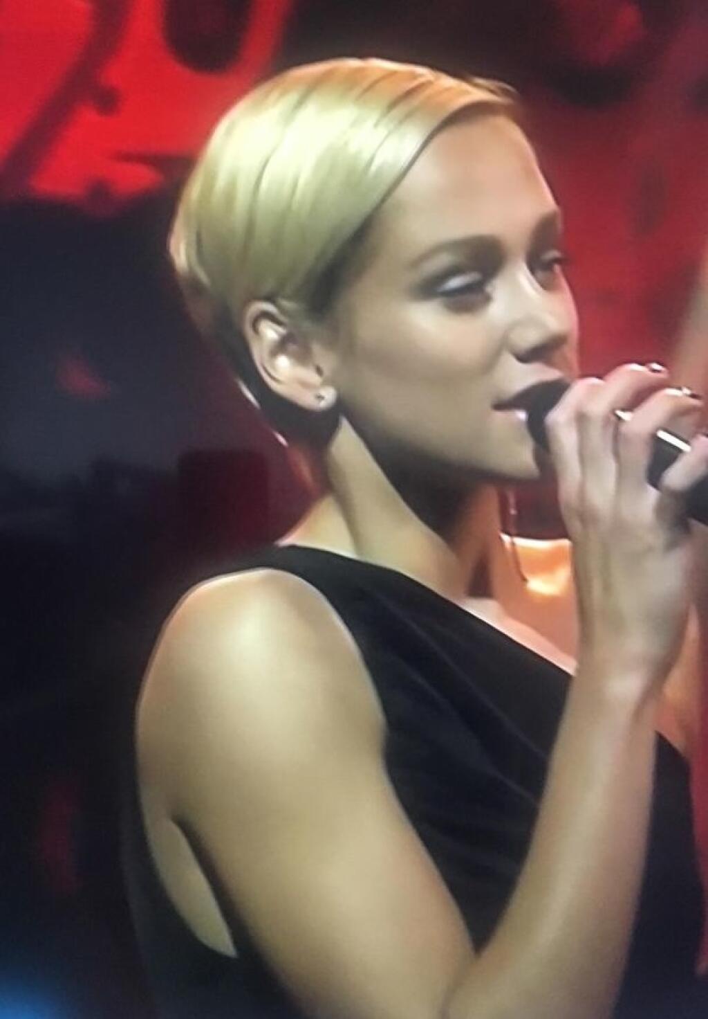 Emma Drobná sa rozhodla ostrihať nakrátko.