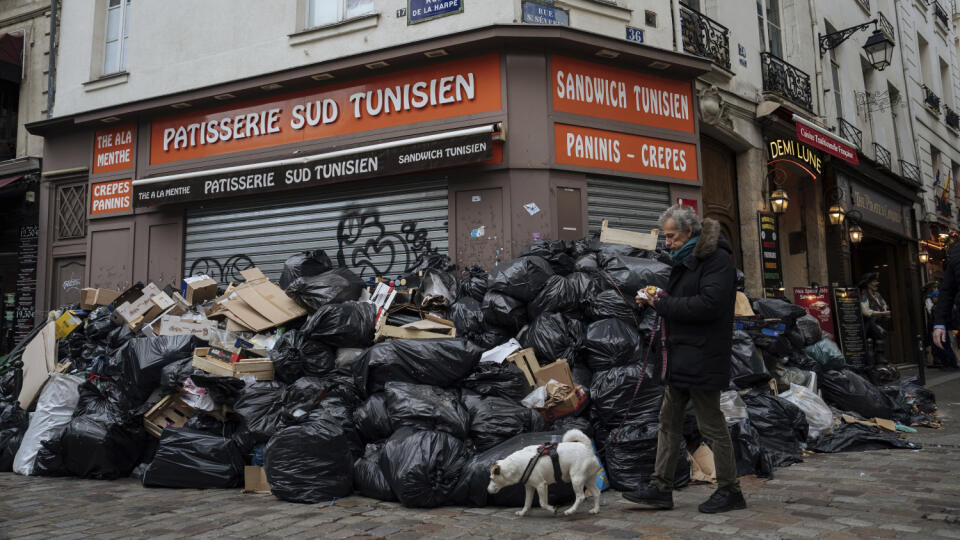 WA 8 Paríž - Preplnené odpadkové koše počas štrajku smetiarov, ktoré sa nachádzajú na ulici v Paríži v pondelok 13. marca 2023. Francúzsky Senát, horná komora parlamentu, schválil v sobotu neskoro večer spornú reformu dôchodkového systému. Francúzsky Senát už v noci na štvrtok schválil zvýšenie dôchodkového veku zo 62 na 64 rokov v rámci plánovej reformy dôchodkového systému. Komisia teraz vypracuje konečný návrh reformy, ktorý potom predloží obom komorám parlamentu na záverečné hlasovanie. Pre