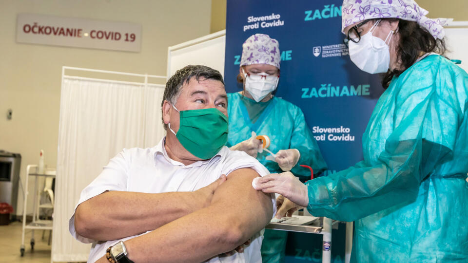 Na snímke očkovanie proti vírusu Covid-19 vo Fakultnej nemocnici v Nitre