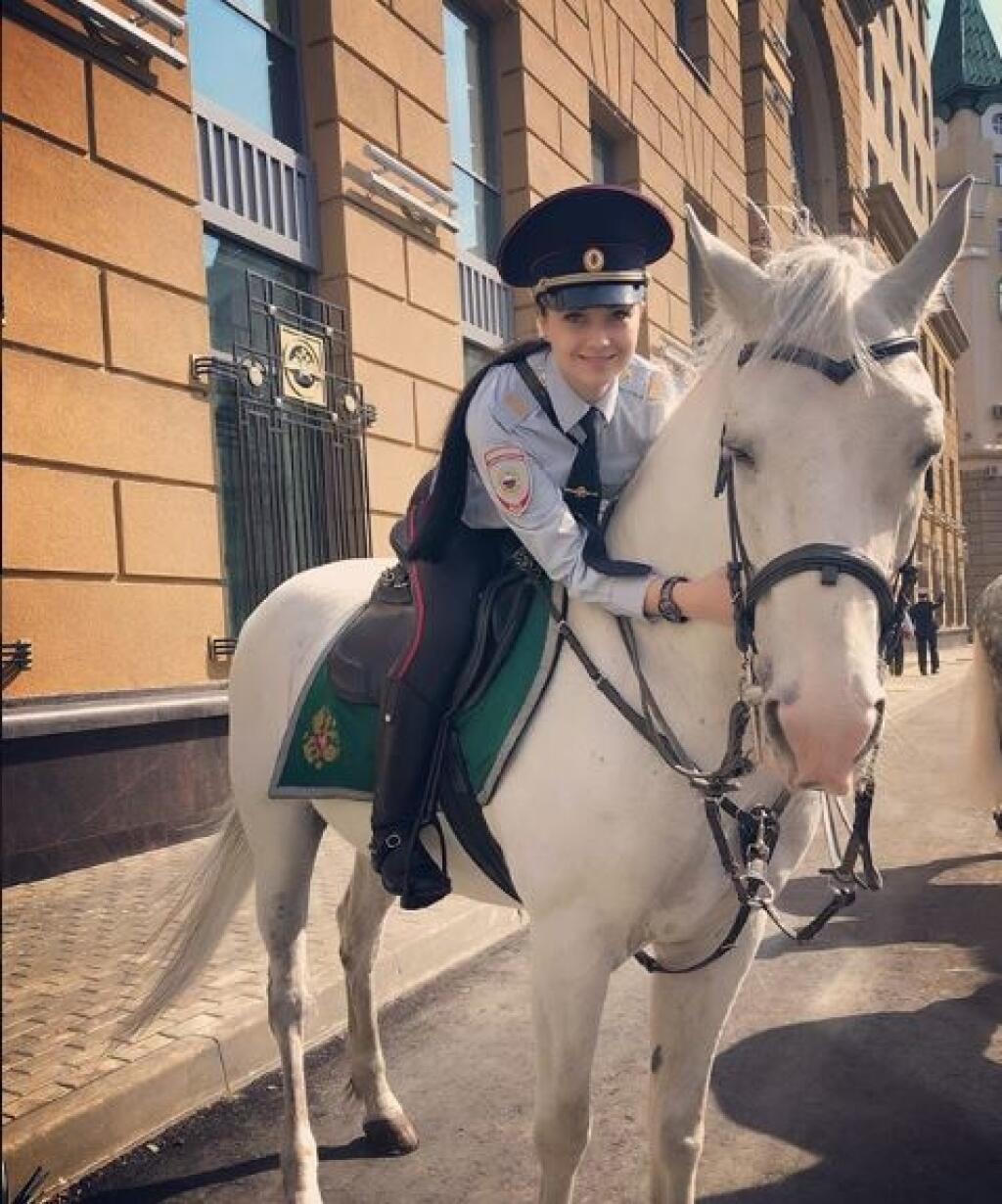 Sexi ruská policajtka Tatiana Zima sa stala hitom majstrovstiev.
