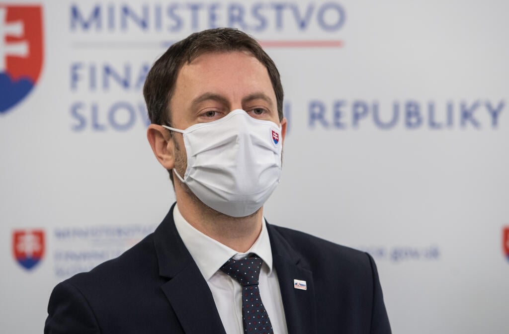 Na snímke podpredseda vlády a minister financií SR Eduard Heger počas tlačovej konferencie s  generálnym riaditeľom národnej lotériovej spoločnosti TIPOS Marekom Kaňkom 4. februára 2021 v Bratislave. FOTO TASR - Martin Baumann