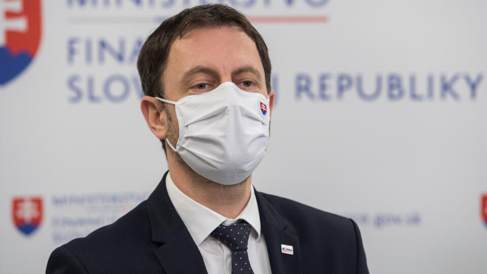 Na snímke podpredseda vlády a minister financií SR Eduard Heger počas tlačovej konferencie s generálnym riaditeľom národnej lotériovej spoločnosti TIPOS Marekom Kaňkom 4. februára 2021 v Bratislave. FOTO TASR - Martin Baumann