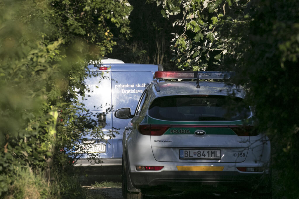 Na snímke pieta a polícia v Lesoparku Vrakuňa, kde bolo nájdené telo futbalistu Juraja Halenára.