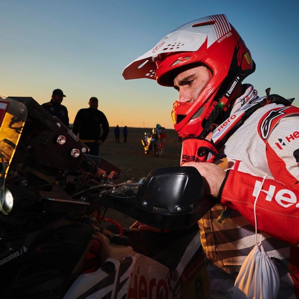 Portugalský motocyklista Paulo Goncalves (40) zahynul počas nedeľnej 7. etapy Rely Dakar. Podľa oficiálneho webu podujatia mal po 276 kilometroch trasy z Rijádu do Wadi Al-Dawasiru nehodu.