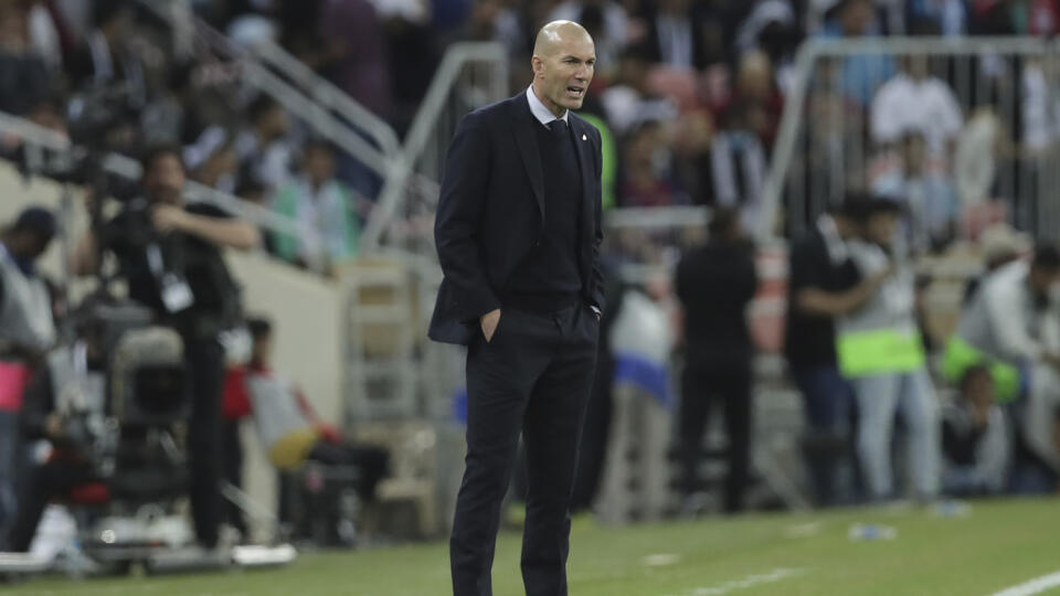 Tréner Realu Madrid Zinedine Zidane počas finála Španielskeho superpohára  Real Madrid - Atletico Madrid v saudskoarabskej Džidde 12. januára 2020.